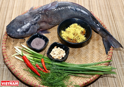 Nguyên liệu làm ra món chả cá gồm cá Lăng, hành, thì là , ớt, mắm tôm…